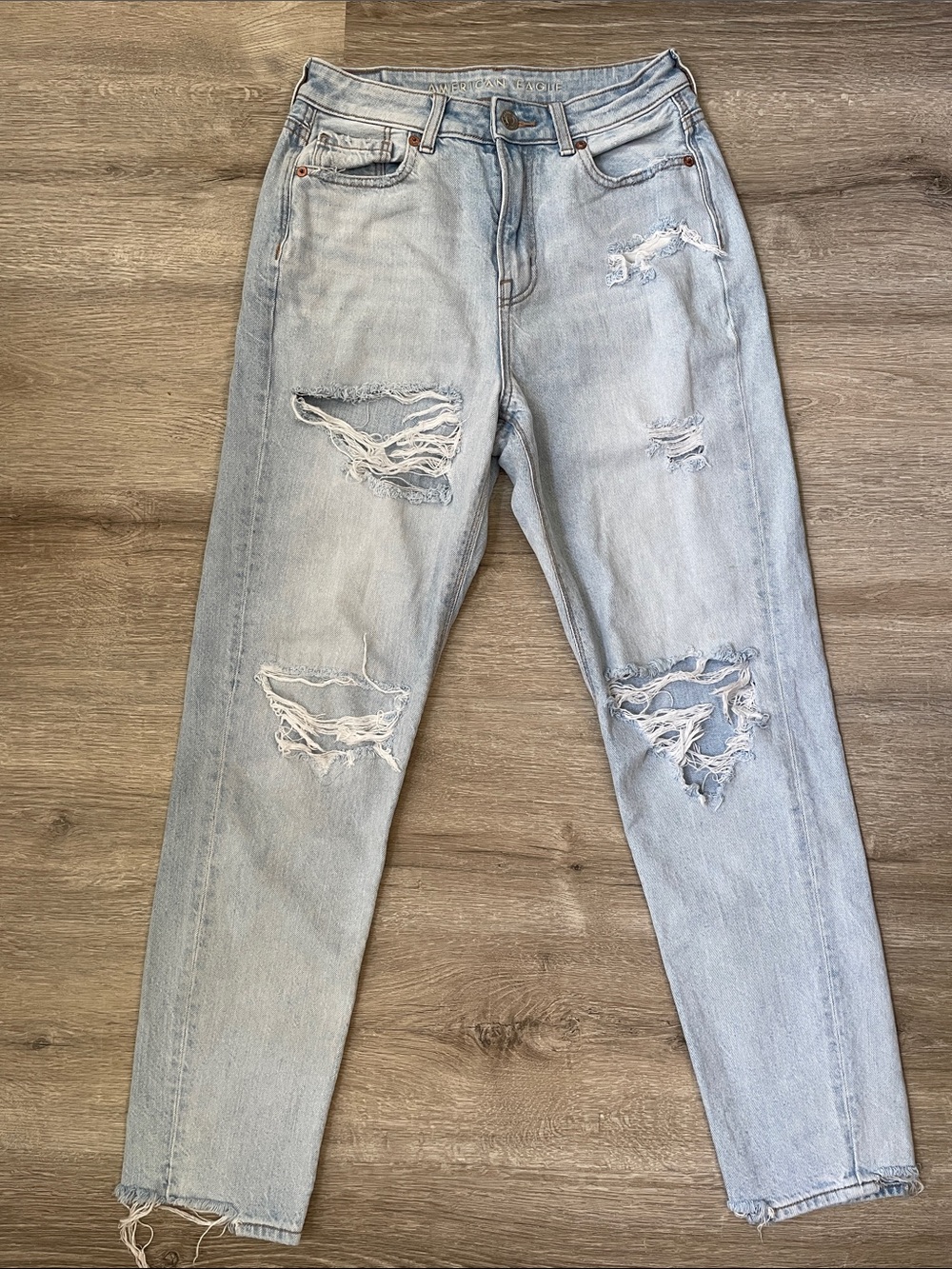 American Eagle | Mom jean distressed size 0
